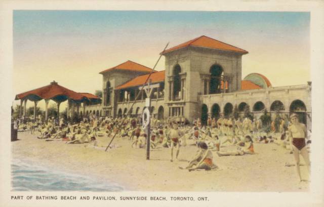 postcard-toronto-sunnyside-beach-and-pavilion-crowd-c1950